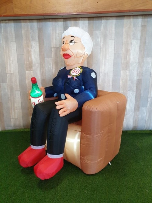 Indoor Sarah zittend op stoel 2,3m